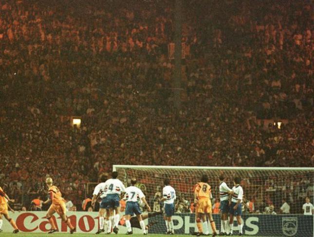 koeman-marca-el-gol-del-triunfo-frente-a-la-sampdoria-en-wembley-el-20-de-mayo-de-1992
