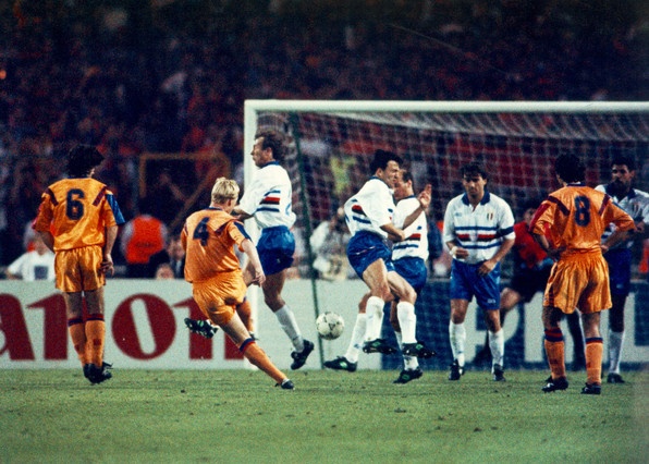 ronald-koeman-solto-un-derechazo-imparable-para-pagliuca--portero-de-la-sampdoria--en-la-final-de-copa-de-europa-que-se-disputo-en-wembley-el-20-de-mayo-de-1992--fcbarcelona
